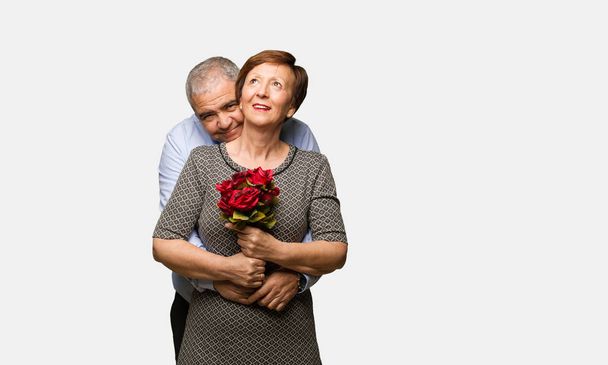 Środku wieku para obchodzi Walentynki - Zdjęcie, obraz