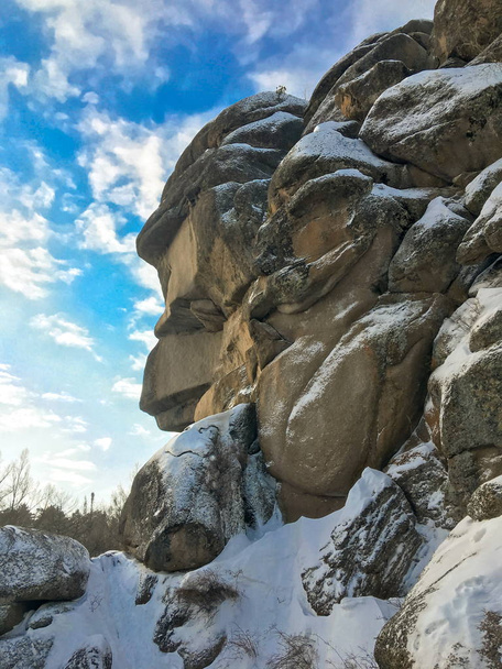 Ένας βράχος που ονομάζεται παππού ή Ded στη το Stolby ιερό χαρακτήρα, Ρωσία, Σιβηρία, πόλη Κρασνογιάρσκ. Χειμώνα υπόβαθρο στη σιβηρική Τάιγκα. - Φωτογραφία, εικόνα