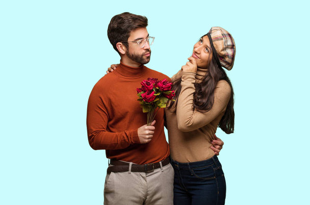 Mladý pár v valentinky den přemýšlet o nápad - Fotografie, Obrázek