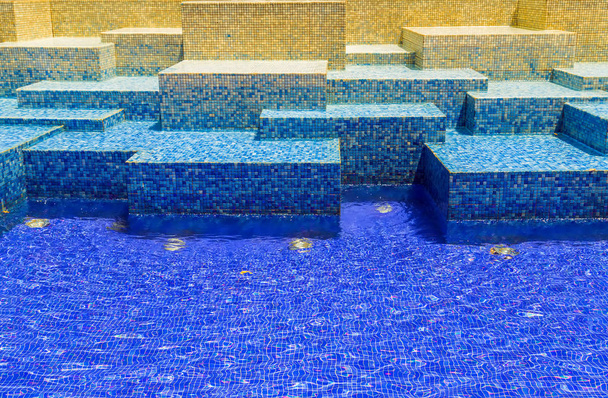 Текстура синя мозаїчна плитка фон, басейн з водяними хвилями з відображенням
 - Фото, зображення