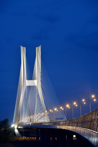 Ponte iluminada sobre rodovia em Wroclaw, Polônia
 - Foto, Imagem