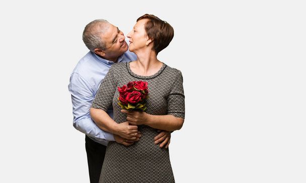 バレンタインの日を祝う中年夫婦 - 写真・画像