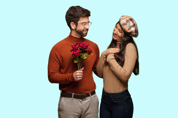 Mladý pár v valentinky den dělá romantické gesto - Fotografie, Obrázek