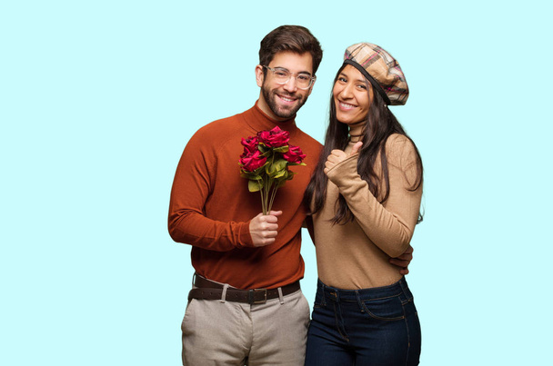 Молодая пара в День Святого Валентина улыбается и поднимает большой палец вверх
 - Фото, изображение