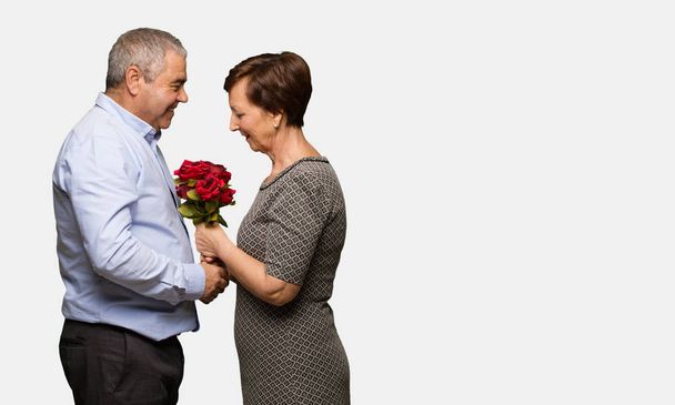 Couple d'âge moyen célébrant la Saint-Valentin
 - Photo, image