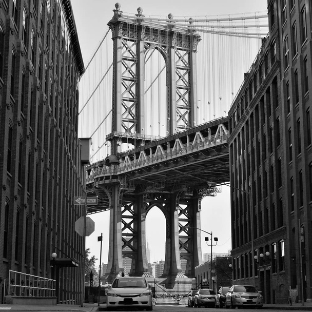 ブルックリンの通りから見たマンハッタン橋 - 写真・画像