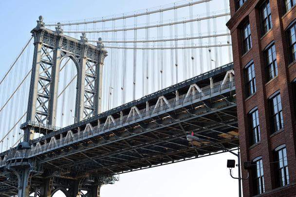 Famoso ponte sospeso a New York che collega ai lati della città
 - Foto, immagini