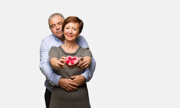 Пара середнього віку святкує день валентинки
 - Фото, зображення