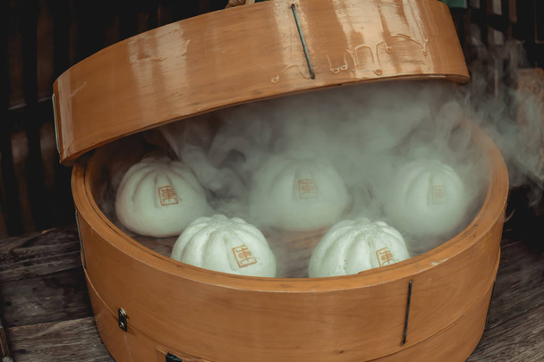 Bollos de carne de vapor japoneses frescos en una cesta de madera
 - Foto, imagen