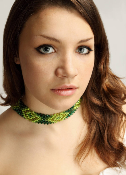 woman in the scarf from the green beads - Foto, Bild