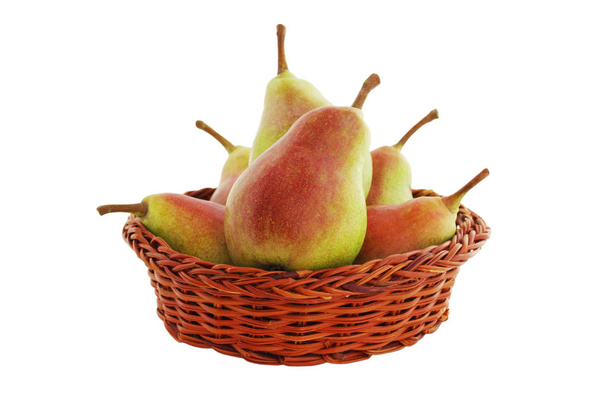 Peras en la cesta aisladas sobre fondo blanco
 - Foto, Imagen