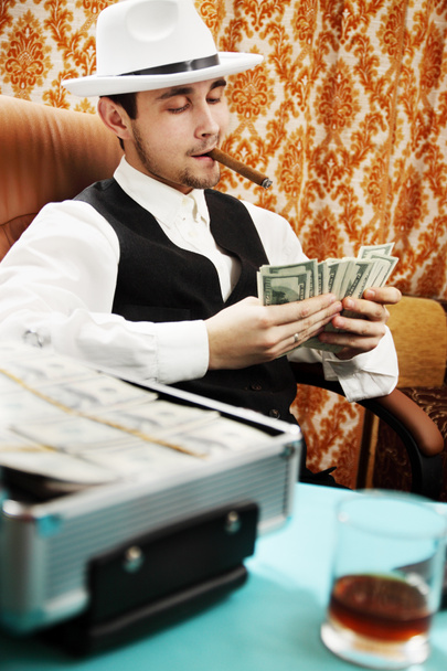 Uomo di mafia con un sigaro e un pacchetto di soldi
 - Foto, immagini