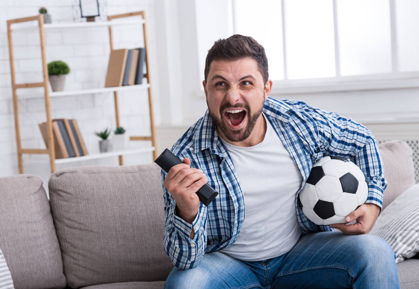 Homme regardant le football à la télévision, célébrer le but
 - Photo, image