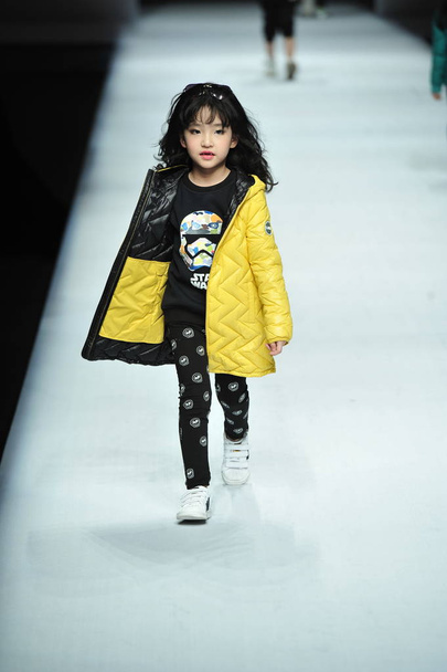 A child model displays a new creation at the fashion show of Tingzu during the China Fashion Week Fall/Winter 2016 in Beijing, China, 27 March 2016. - Φωτογραφία, εικόνα