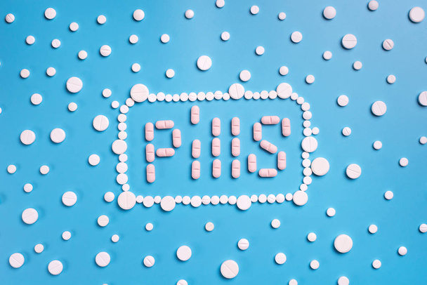Farmaceutische geneeskunde pillen, tabletten op blauwe achtergrond. Ruimte voor tekst kopiëren - Foto, afbeelding