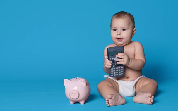 Милый мальчик с калькулятором и копилкой
 - Фото, изображение