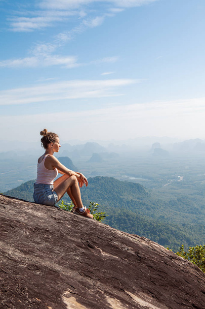 Молодая женщина путешественник походы в горы, расслабляющий и наслаждаясь красивой природой во время отдыха
 . - Фото, изображение
