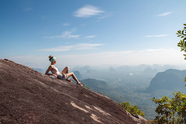 Młoda kobieta podróżnik na wycieczkę w góry, relaks i cieszyć się piękną przyrodą podczas wakacji . - Zdjęcie, obraz