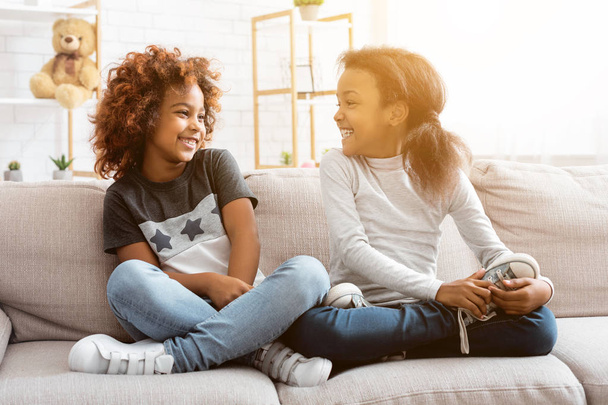 Onnelliset afrikkalais-amerikkalaiset tytöt viettävät aikaa yhdessä kotona
 - Valokuva, kuva