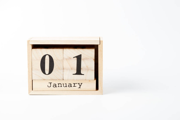 Houten kalender 01 januari op een witte achtergrond close-up - Foto, afbeelding