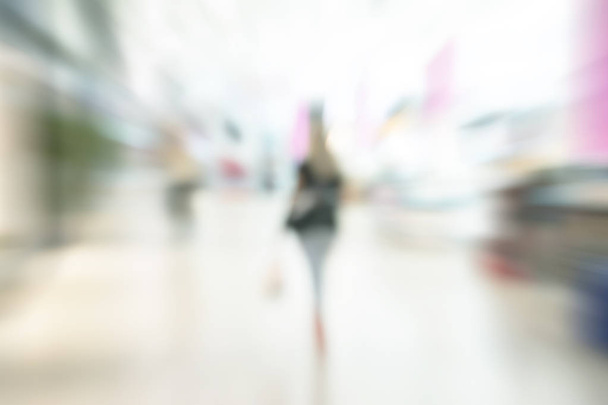 Flou magasin avec fond bokeh. Silhouettes of Business People in Blurred Motion Walking. Les gens d'affaires marchent dans le couloir du bureau
. - Photo, image