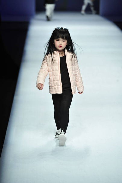 A child model displays a new creation at the fashion show of Tingzu during the China Fashion Week Fall/Winter 2016 in Beijing, China, 27 March 2016. - Φωτογραφία, εικόνα