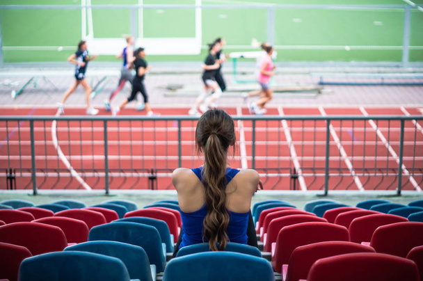 Fitness sport γυναίκα σε αθλητικά ενδύματα μόδας, κάθεται ψάχνει στο τρέξιμο αθλητισμού κορίτσια, γυμναστήριο άσκηση σε δρόμο της πόλης. - Φωτογραφία, εικόνα