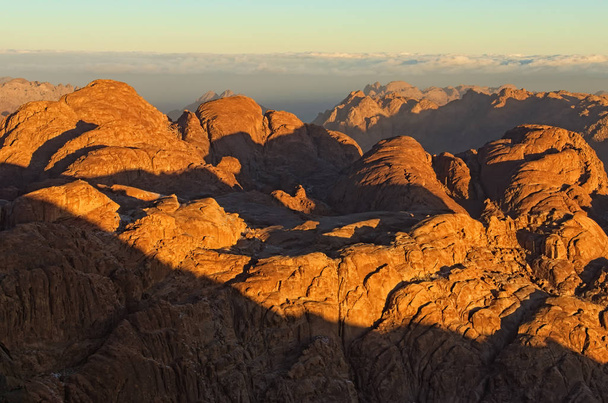 Γραφικό τοπίο της βουνοκορφές κατά την ανατολή του ηλίου. Σινά Όρος (όρος Χωρήβ, Gabal Musa, ο Μωυσής). Χερσόνησος του Σινά της Αιγύπτου. Πυκνή ομίχλη στο παρασκήνιο. Διάσημος τουριστικός προορισμός. - Φωτογραφία, εικόνα