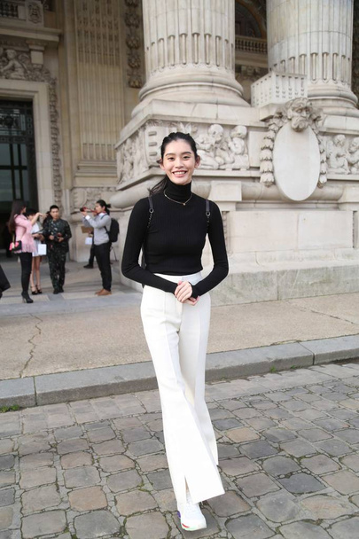 Kiinalainen malli Xi Mengyao poseeraa kadulla snap jälkeen Chanel muotinäytös aikana Paris Haute Couture Fashion Week Kevät / kesä 2016 Pariisissa, Ranskassa, 26 Tammikuu 2016
. - Valokuva, kuva