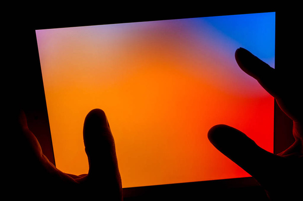 Zbliżenie na ręce przy użyciu ekranu dotykowego tabletu cyfrowy  - Zdjęcie, obraz