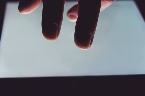 Sulje käsi digitaalisen tabletin kosketusnäytöllä
  - Valokuva, kuva