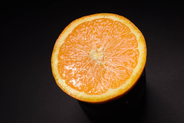 oranje vruchten in het donker  - Foto, afbeelding