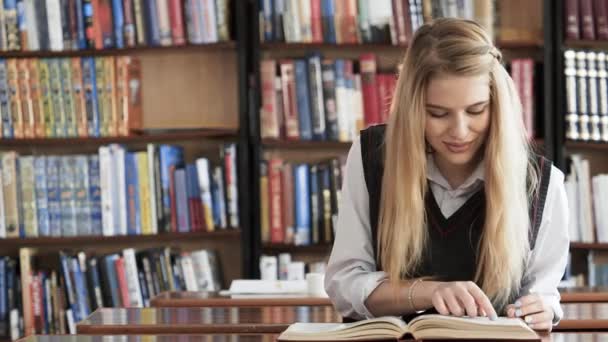 本と笑顔で大学で教育を受けた大人の女の子 - 映像、動画