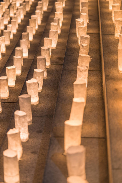 手作り和紙提灯 7 月 7 日七夕の日の間に東京タワー近くの増上寺の石段を照らす. - 写真・画像