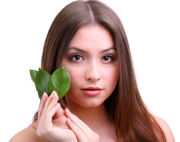 Красивая молодая женщина с зелеными листьями изолированы на белом
 - Фото, изображение
