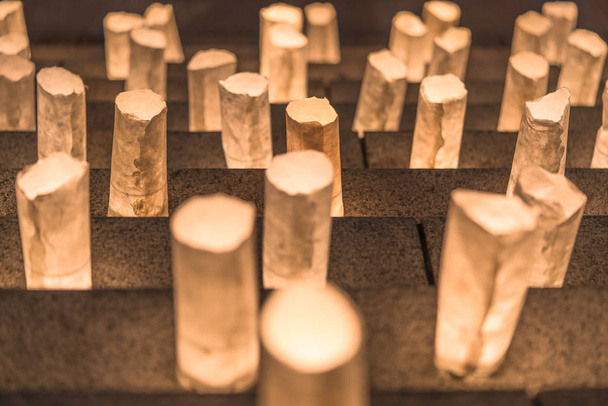 Lanternas de papel artesanais iluminando os degraus de pedra do templo Zojoji perto da Torre de Tóquio durante o Dia Tanabata em 7 de julho
. - Foto, Imagem