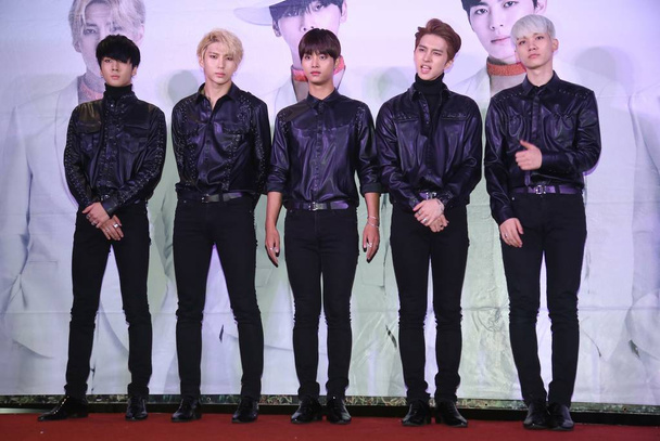 Members of South Korean boy group VIXX attend a press conference to promote their new music album "Chained Up" in Taipei, Taiwan, 30 November 2015. - Foto, imagen