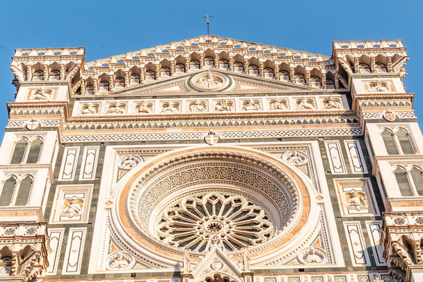 Célèbre monument touristique Cathédrale de la Basilique du Duomo à Florence, détail vue rapprochée
 - Photo, image