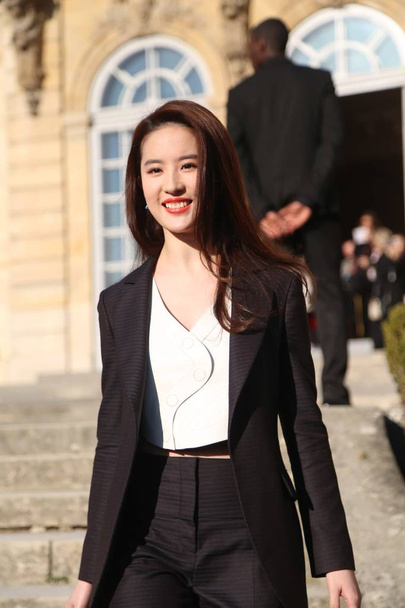 Chinese actress Liu Yifei poses at a photocall ahead of the Christian Dior fashion show during the Paris Haute Couture Fashion Week Spring/Summer 2016 in Paris, France, 25 January 2016. - Valokuva, kuva