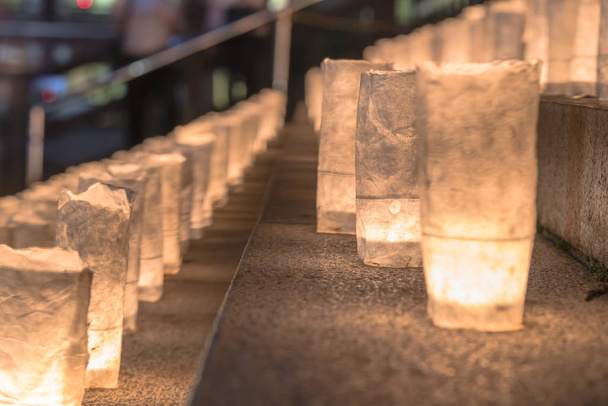 Linternas de papel washi japonesas hechas a mano que iluminan los escalones de piedra del templo Zojoji cerca de la Torre de Tokio durante el Día de Tanabata el 7 de julio
. - Foto, imagen