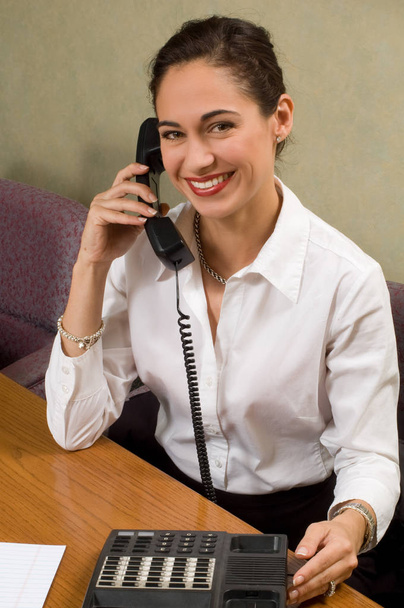 Atrakcyjna brunetka na numery telefonu do biura - Zdjęcie, obraz