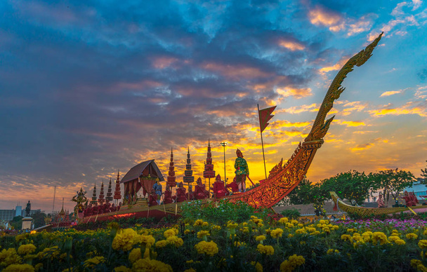 Il Suphan Swan Royal Throne Hall è esposto nel cortile equestre all'interno del festival Un Ai Rak Khlai Khwam Nao a Bangkok
 - Foto, immagini