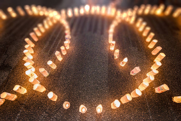 Японские фонари ручной работы, выровненные по кругу, освещающие каменные ступени храма Зодзодзи возле Токийской башни во время празднования Дня Танабаты 7 июля
. - Фото, изображение