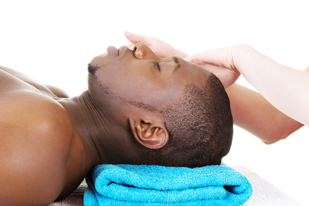 Black man recaiving head massage at spa. - Foto, Imagen