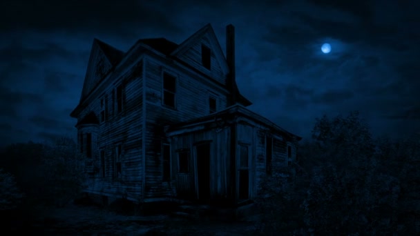 Mond über verfallenem alten Haus - Filmmaterial, Video