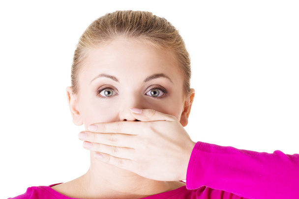 Young woman covering her mouth - Foto, afbeelding