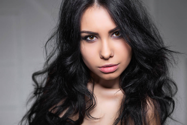 portrét krásná mladá bruneta žena při pohledu na fotoaparát - Fotografie, Obrázek
