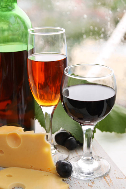 натюрморт с бутылкой вина, бокалом вина и виноградом
 - Фото, изображение