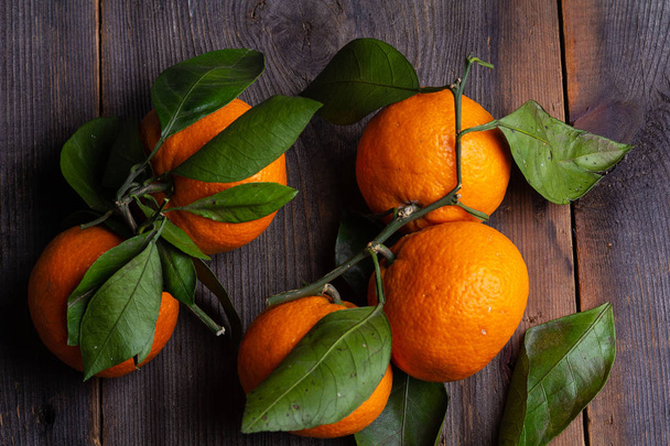 tangerines with leaves on pine boards - Foto, imagen