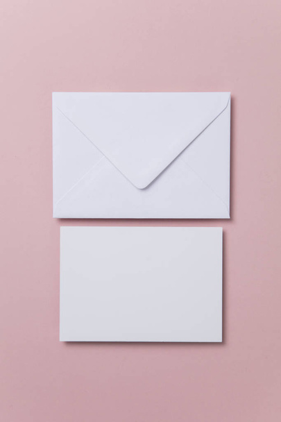 Blank white card with paper envelope template mock up - Foto, Imagem